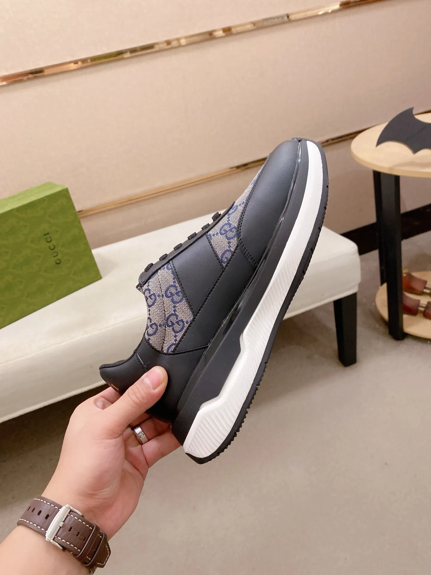Men's shoes 💰 462💰The new GUCCI (Gucci) counters are launched simultaneously. The new men's shoes, 😘fabrics are selected from imported cowhide, and the lining is sheepskin lining. 👍🏿 High-end ☄️ air-cushion molded anti-slip rubber outsole, exquisite lines, simple and elegant, comfortable and high-end for leisure travel. Code number: 38 to 44 (45 can be customized and cannot be returned or exchanged)